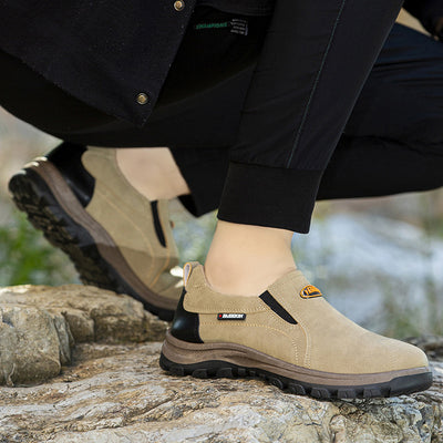 Comode scarpe ortopediche in pelle scamosciata: con supporto per l'arco plantare, alleviano il dolore, sono antiscivolo e ammortizzanti.