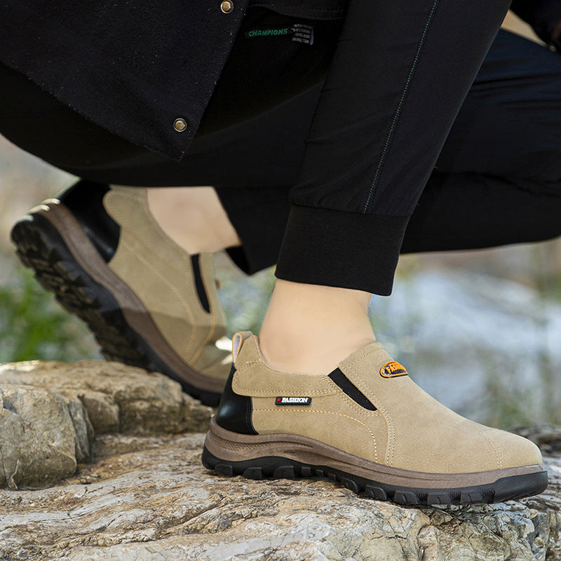 Comode scarpe ortopediche in pelle scamosciata: con supporto per l'arco plantare, alleviano il dolore, sono antiscivolo e ammortizzanti.