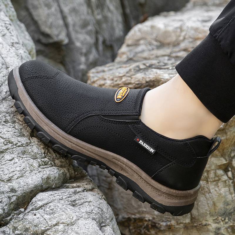 Comode scarpe ortopediche in pelle scamosciata: con supporto per l'arco plantare, alleviano il dolore, sono antiscivolo e ammortizzanti.