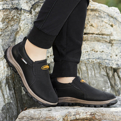 Comode scarpe ortopediche in pelle scamosciata: con supporto per l'arco plantare, alleviano il dolore, sono antiscivolo e ammortizzanti.