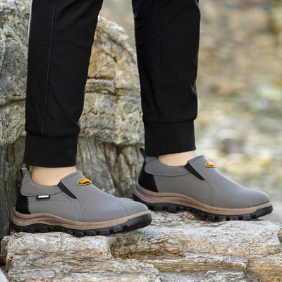 Comode scarpe ortopediche in pelle scamosciata: con supporto per l'arco plantare, alleviano il dolore, sono antiscivolo e ammortizzanti.