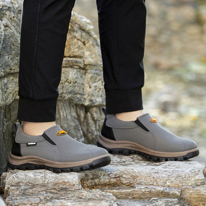 Comode scarpe ortopediche in pelle scamosciata: con supporto per l'arco plantare, alleviano il dolore, sono antiscivolo e ammortizzanti.
