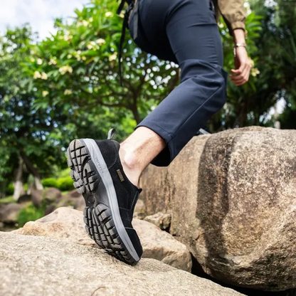 Scarpe ortopediche in morbida pelle scamosciata: morbide e confortevoli, con un ottimo sostegno - alleviano il dolore ai piedi.