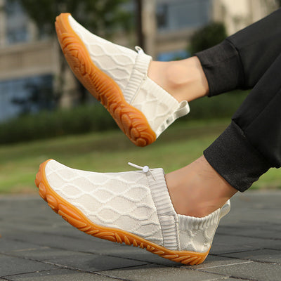 Scarpe sportive ortopediche con rete: dotate di supporto per l'arco plantare, alleviano il dolore; morbide e ammortizzanti.