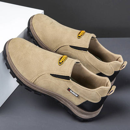 Comode scarpe ortopediche in pelle scamosciata: con supporto per l'arco plantare, alleviano il dolore, sono antiscivolo e ammortizzanti.